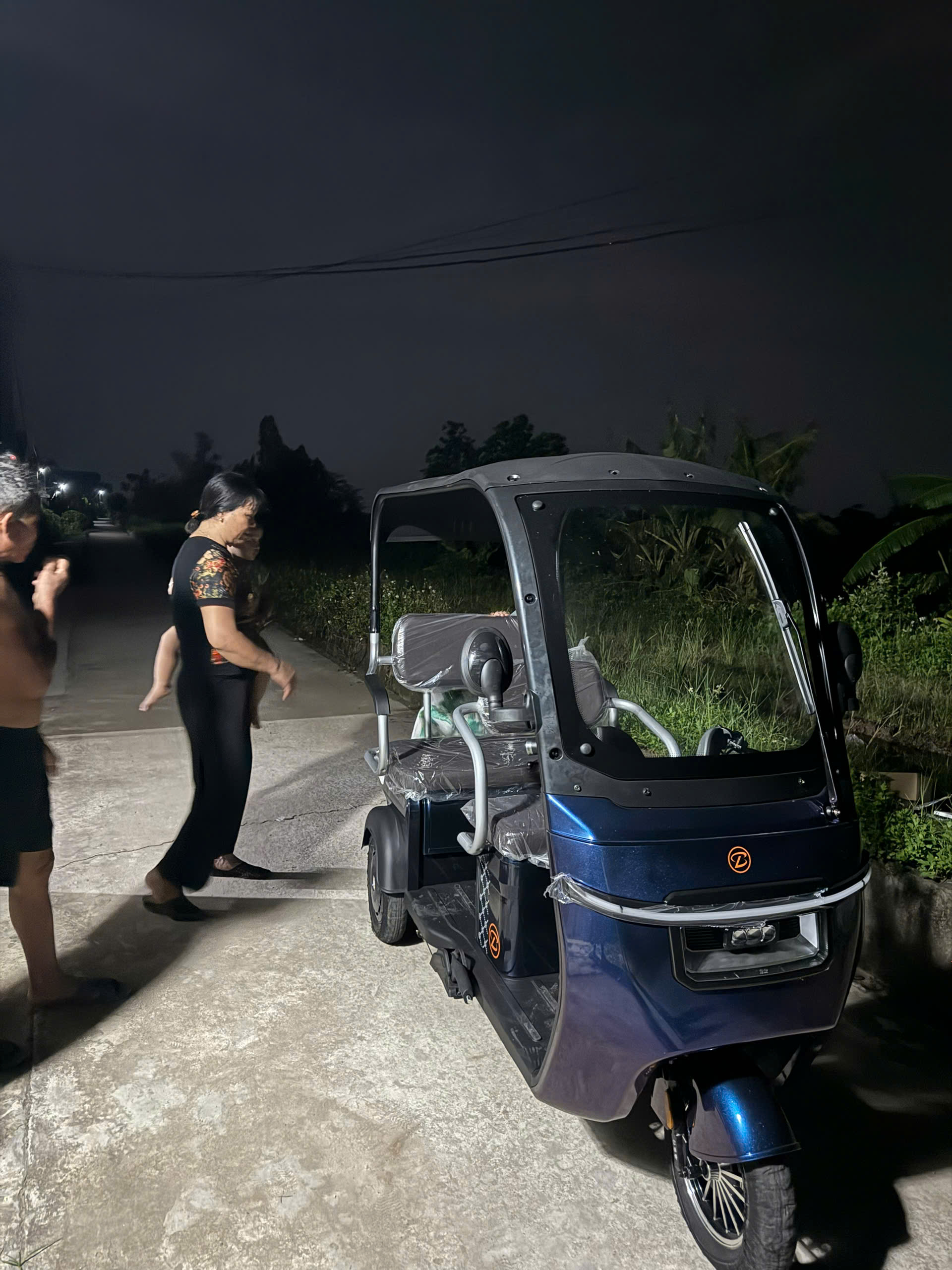 Xe 3 bánh có mái che